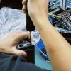 Ein Techniker testet ein fahrzeugspezifisches digitales Kombiinstrument im Rahmen einer Garantieprüfung