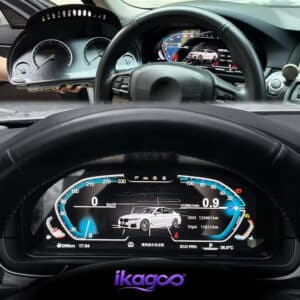 BMW X5 E70 Digital-Cluster im Armaturenbrett installiert, das nachts die Anzeige zeigt