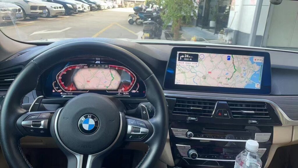 BMW F32 Digital-Cluster in Original-Position im Armaturenbrett eingebaut