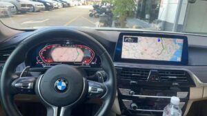 BMW F32 Digital-Cluster in Original-Position im Armaturenbrett eingebaut